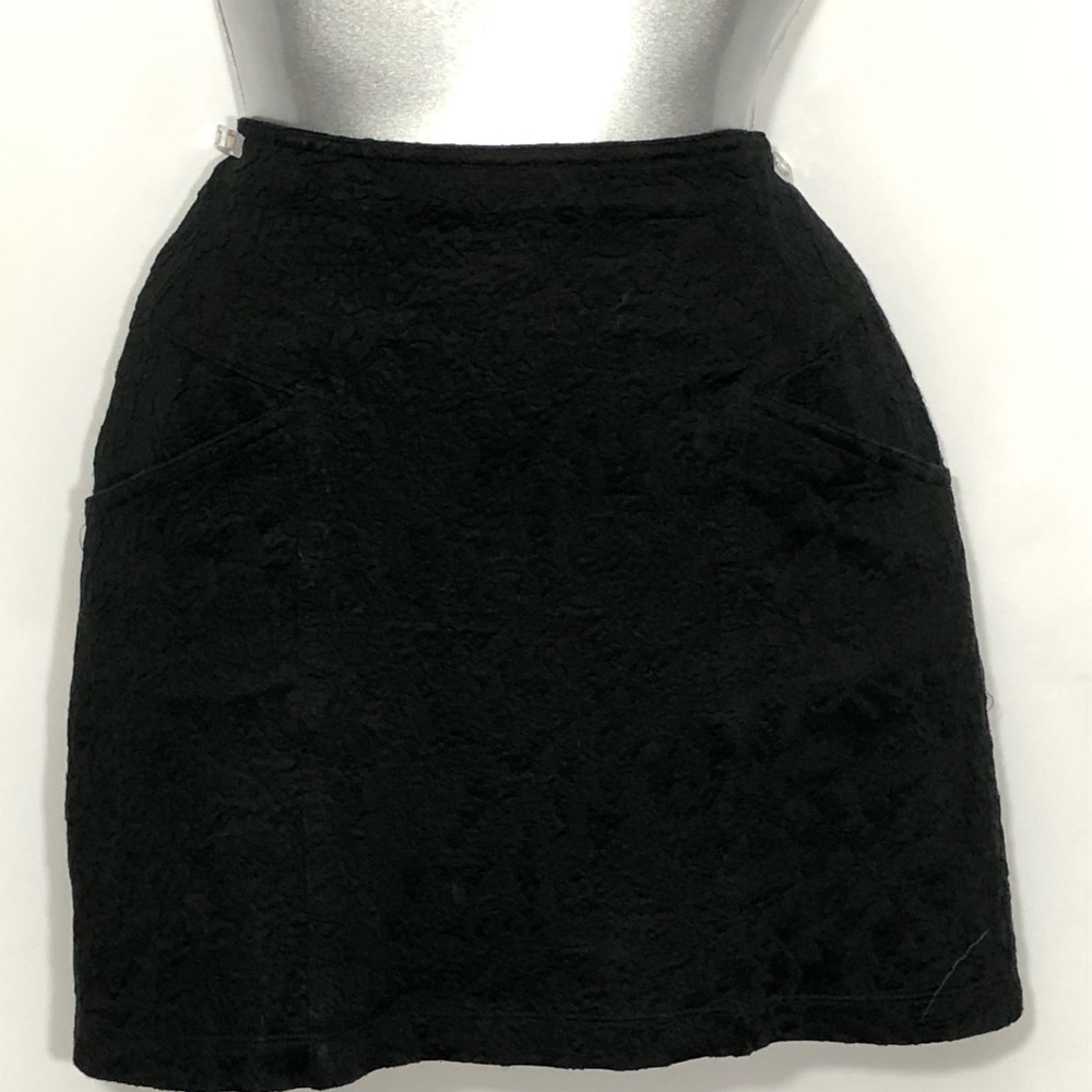 LOVE 21 brocade lace full lined pockets mini